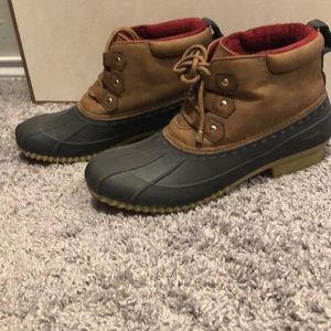 Tommy Hilfiger duck boots in navy!